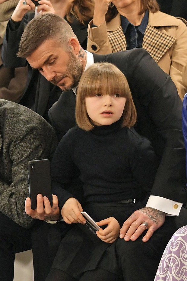 Ngỡ ngàng nhìn Harper Beckham thay đổi qua 10 năm: Từ bé đã được Tổng biên tập Vogue ưu ái, đi sự kiện mà át cả bố mẹ cực phẩm - Ảnh 8. Ngỡ ngàng nhìn Harper Beckham thay đổi qua 10 năm: Từ bé đã được Tổng biên tập Vogue ưu ái, đi sự kiện mà át cả bố mẹ cực phẩm - Ảnh 8.