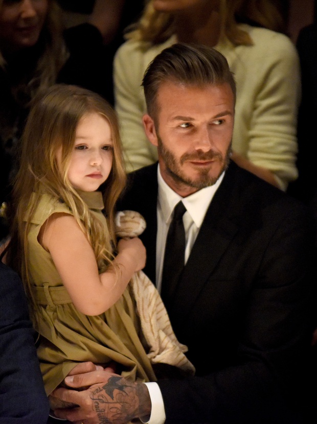 Ngỡ ngàng nhìn Harper Beckham thay đổi qua 10 năm: Từ bé đã được Tổng biên tập Vogue ưu ái, đi sự kiện mà át cả bố mẹ cực phẩm - Ảnh 10. Ngỡ ngàng nhìn Harper Beckham thay đổi qua 10 năm: Từ bé đã được Tổng biên tập Vogue ưu ái, đi sự kiện mà át cả bố mẹ cực phẩm - Ảnh 10.