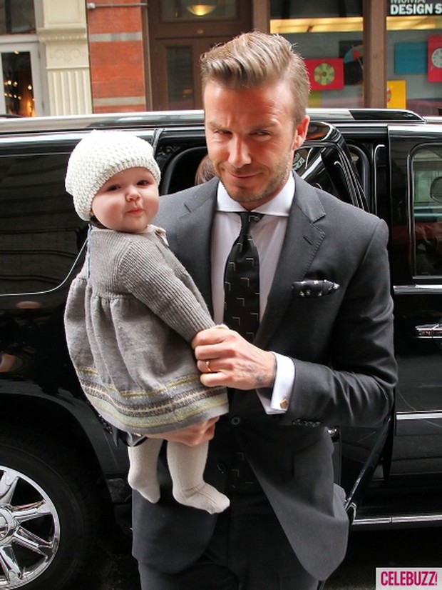 Ngỡ ngàng nhìn Harper Beckham thay đổi qua 10 năm: Từ bé đã được Tổng biên tập Vogue ưu ái, đi sự kiện mà át cả bố mẹ cực phẩm - Ảnh 2. Ngỡ ngàng nhìn Harper Beckham thay đổi qua 10 năm: Từ bé đã được Tổng biên tập Vogue ưu ái, đi sự kiện mà át cả bố mẹ cực phẩm - Ảnh 2.