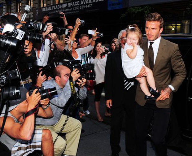 Ngỡ ngàng nhìn Harper Beckham thay đổi qua 10 năm: Từ bé đã được Tổng biên tập Vogue ưu ái, đi sự kiện mà át cả bố mẹ cực phẩm - Ảnh 4. Ngỡ ngàng nhìn Harper Beckham thay đổi qua 10 năm: Từ bé đã được Tổng biên tập Vogue ưu ái, đi sự kiện mà át cả bố mẹ cực phẩm - Ảnh 4.