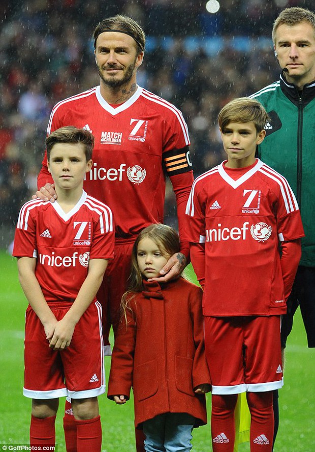 Ngỡ ngàng nhìn Harper Beckham thay đổi qua 10 năm: Từ bé đã được Tổng biên tập Vogue ưu ái, đi sự kiện mà át cả bố mẹ cực phẩm - Ảnh 14. Ngỡ ngàng nhìn Harper Beckham thay đổi qua 10 năm: Từ bé đã được Tổng biên tập Vogue ưu ái, đi sự kiện mà át cả bố mẹ cực phẩm - Ảnh 14.