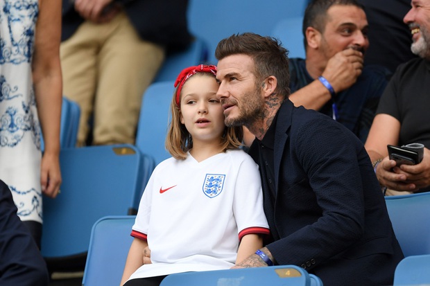 Ngỡ ngàng nhìn Harper Beckham thay đổi qua 10 năm: Từ bé đã được Tổng biên tập Vogue ưu ái, đi sự kiện mà át cả bố mẹ cực phẩm - Ảnh 15. Ngỡ ngàng nhìn Harper Beckham thay đổi qua 10 năm: Từ bé đã được Tổng biên tập Vogue ưu ái, đi sự kiện mà át cả bố mẹ cực phẩm - Ảnh 15.