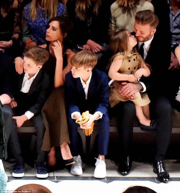 Ngỡ ngàng nhìn Harper Beckham thay đổi qua 10 năm: Từ bé đã được Tổng biên tập Vogue ưu ái, đi sự kiện mà át cả bố mẹ cực phẩm - Ảnh 12. Ngỡ ngàng nhìn Harper Beckham thay đổi qua 10 năm: Từ bé đã được Tổng biên tập Vogue ưu ái, đi sự kiện mà át cả bố mẹ cực phẩm - Ảnh 12.
