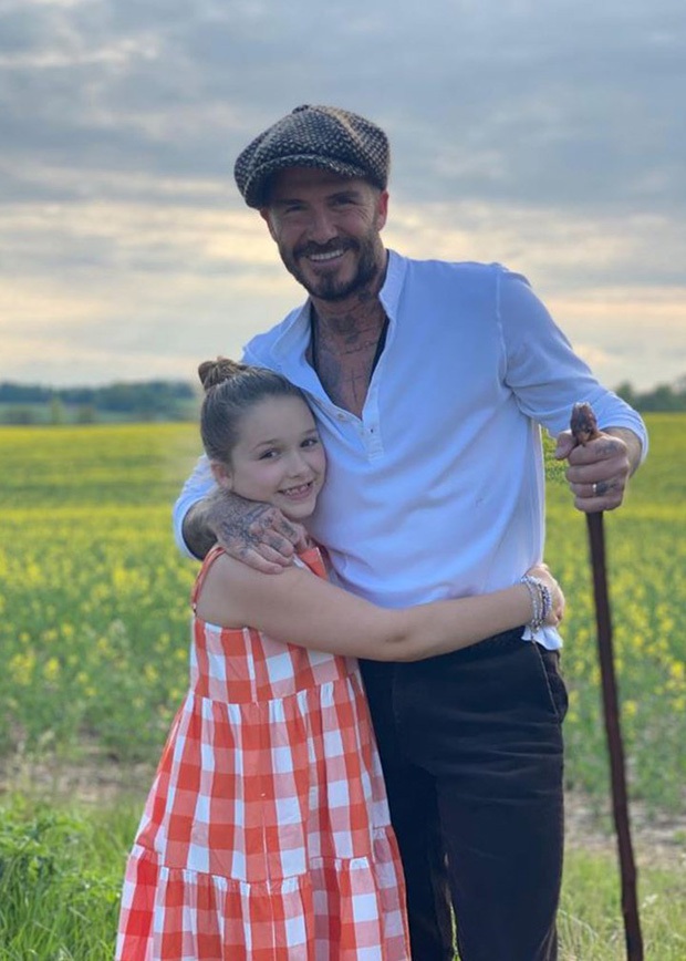 Ngỡ ngàng nhìn Harper Beckham thay đổi qua 10 năm: Từ bé đã được Tổng biên tập Vogue ưu ái, đi sự kiện mà át cả bố mẹ cực phẩm - Ảnh 23. Ngỡ ngàng nhìn Harper Beckham thay đổi qua 10 năm: Từ bé đã được Tổng biên tập Vogue ưu ái, đi sự kiện mà át cả bố mẹ cực phẩm - Ảnh 23.
