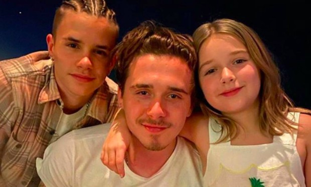 Ngỡ ngàng nhìn Harper Beckham thay đổi qua 10 năm: Từ bé đã được Tổng biên tập Vogue ưu ái, đi sự kiện mà át cả bố mẹ cực phẩm - Ảnh 25. Ngỡ ngàng nhìn Harper Beckham thay đổi qua 10 năm: Từ bé đã được Tổng biên tập Vogue ưu ái, đi sự kiện mà át cả bố mẹ cực phẩm - Ảnh 25.