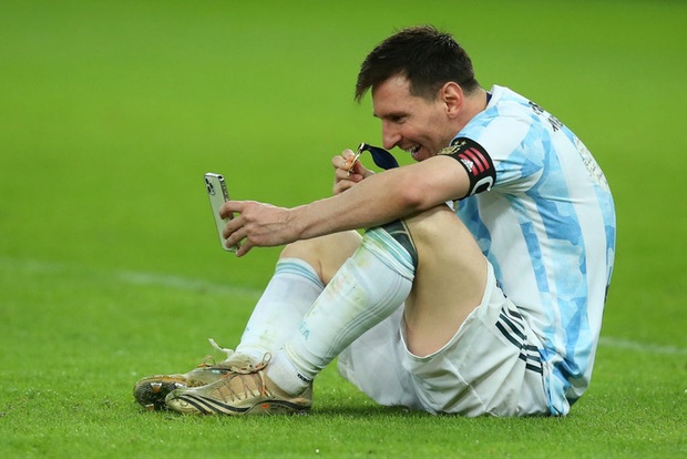 Khoảnh khắc gia đình là số 1 gây sốt MXH thế giới: Messi ngồi bệt giữa sân video call khoe vợ huy chương vô địch Copa America - Ảnh 5.