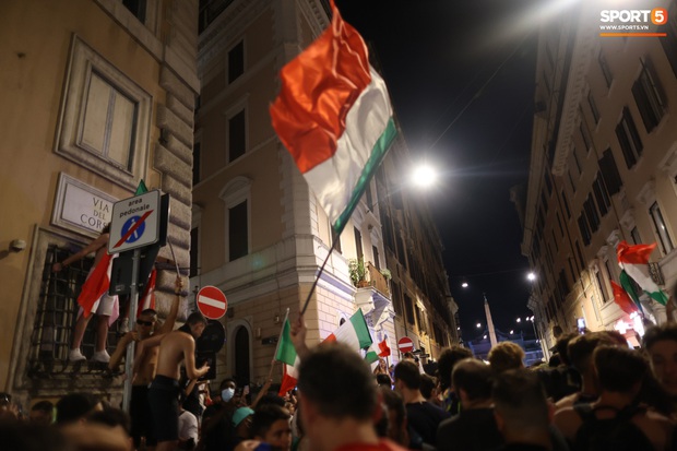 Trực tiếp từ Ý không khí ăn mừng sau khi đội nhà vô địch Euro 2020: Fan thức xuyên đêm, trời đỏ rực pháo sáng - Ảnh 6.