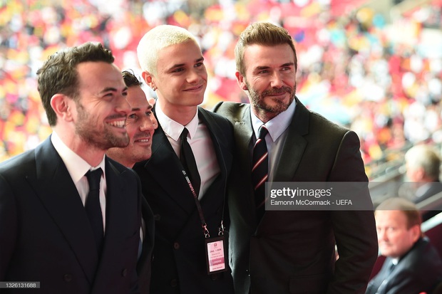 Dàn sao đổ bộ Chung kết Euro 2020: David Beckham và Tom Cruise lướt 6s mà gây bão, Kate Moss và loạt nghệ sĩ dẫn cả gia đình đến xem - Ảnh 12.
