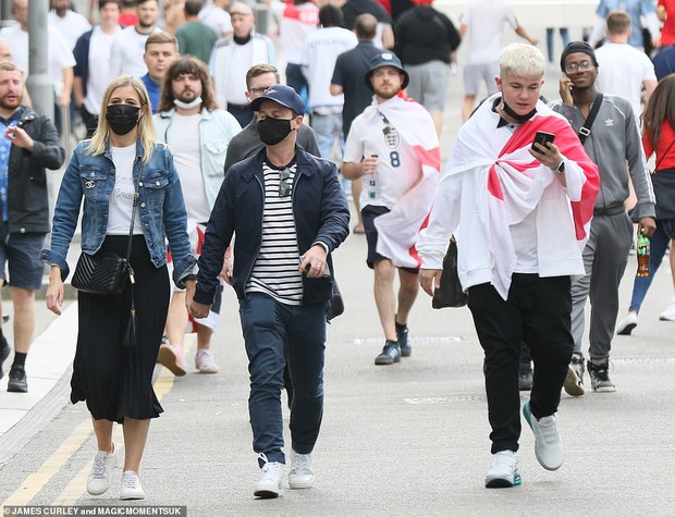 Dàn sao đổ bộ Chung kết Euro 2020: David Beckham và Tom Cruise lướt 6s mà gây bão, Kate Moss và loạt nghệ sĩ dẫn cả gia đình đến xem - Ảnh 9.