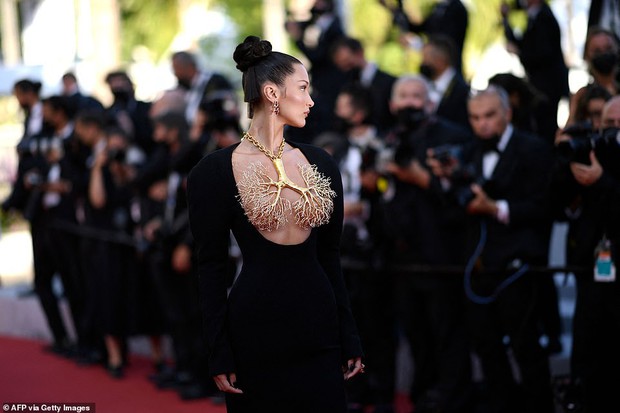Thảm đỏ LHP Cannes ngày 6: Bella Hadid hở bạo che ngực bằng cành cây, thiên thần Victorias Secret thả rông nhưng sao mờ nhạt quá - Ảnh 4. Thảm đỏ LHP Cannes ngày 6: Bella Hadid hở bạo che ngực bằng cành cây, thiên thần Victorias Secret thả rông nhưng sao mờ nhạt quá - Ảnh 4.
