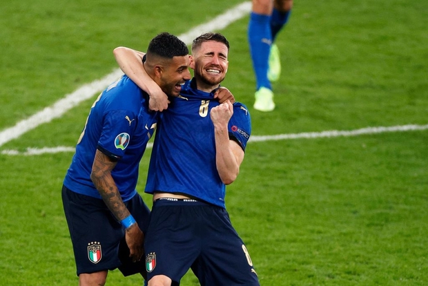 Trực tiếp từ Ý không khí ăn mừng sau khi đội nhà vô địch Euro 2020: Fan thức xuyên đêm, trời đỏ rực pháo sáng - Ảnh 19.
