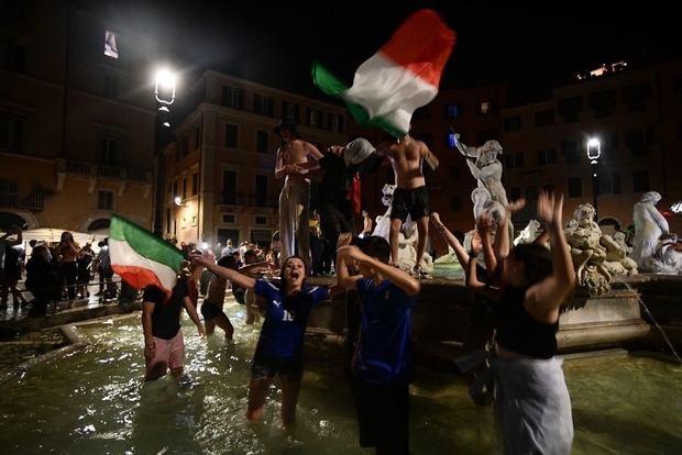 Trực tiếp từ Ý không khí ăn mừng sau khi đội nhà vô địch Euro 2020: Fan thức xuyên đêm, trời đỏ rực pháo sáng - Ảnh 15.