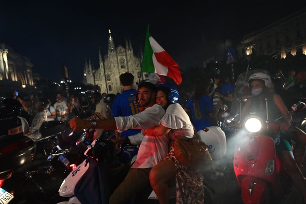 Trực tiếp từ Ý không khí ăn mừng sau khi đội nhà vô địch Euro 2020: Fan thức xuyên đêm, trời đỏ rực pháo sáng - Ảnh 12.
