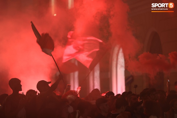 Trực tiếp từ Ý không khí ăn mừng sau khi đội nhà vô địch Euro 2020: Fan thức xuyên đêm, trời đỏ rực pháo sáng - Ảnh 24.
