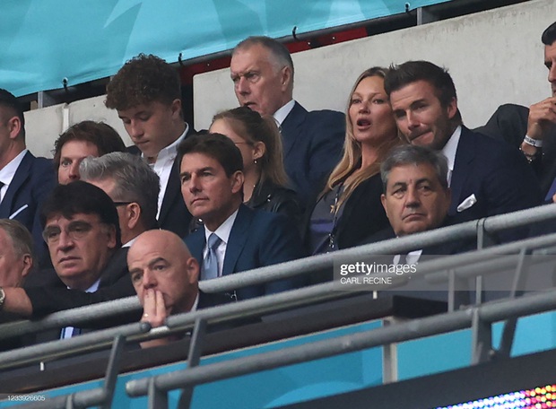 2 ông chú cực phẩm nhất Chung kết Euro 2020: Tom Cruise 59 và Beckham 46 nhưng 1 cái đập tay thôi cũng khiến thế giới chao đảo - Ảnh 9.