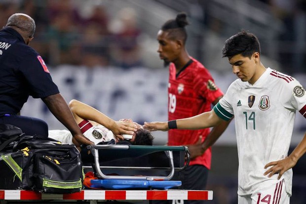 Ngôi sao Mexico đổ máu kinh hoàng, cổ bị bẻ ngược sau pha va chạm kinh dị với thủ môn đội bạn ở Cúp vô địch Bắc Mỹ - Ảnh 2.