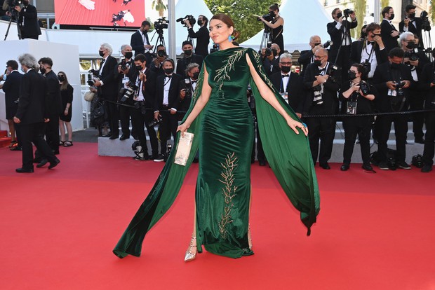 Thảm đỏ LHP Cannes ngày 6: Bella Hadid hở bạo che ngực bằng cành cây, thiên thần Victorias Secret thả rông nhưng sao mờ nhạt quá - Ảnh 14. Thảm đỏ LHP Cannes ngày 6: Bella Hadid hở bạo che ngực bằng cành cây, thiên thần Victorias Secret thả rông nhưng sao mờ nhạt quá - Ảnh 14.