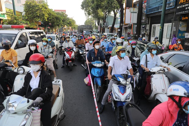 Ùn tắc kinh hoàng tại chốt kiểm soát chống dịch COVID-19 ở TP.HCM - Ảnh 3. Ùn tắc kinh hoàng tại chốt kiểm soát chống dịch COVID-19 ở TP.HCM - Ảnh 3.