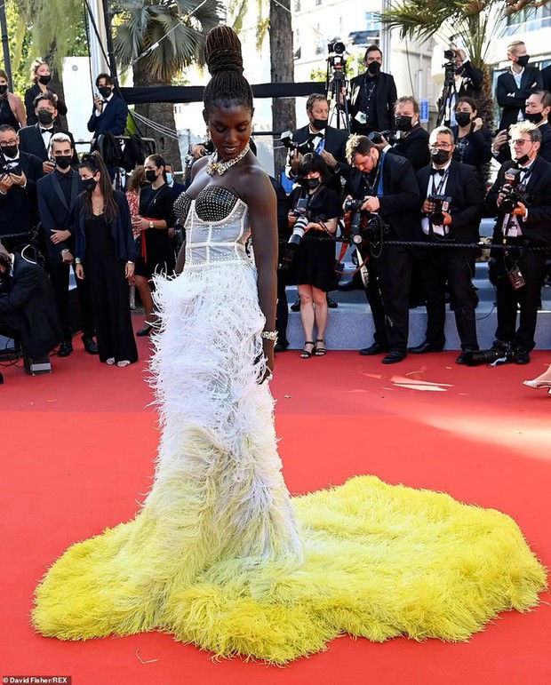 Mượn trang sức đắt giá đi thảm đỏ Cannes, mỹ nhân Anh bị trộm ghé thăm - Ảnh 2. Mượn trang sức đắt giá đi thảm đỏ Cannes, mỹ nhân Anh bị trộm ghé thăm - Ảnh 2.