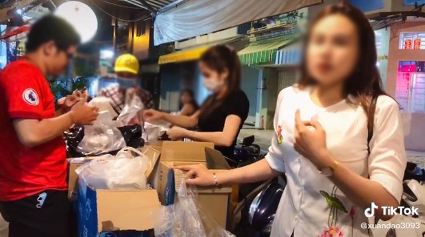 Cô gái tỏ thái độ trịch thượng, mắng xối xả 2 mẹ con: Dân mạng tràn vào TikTok để lại bình luận, chính chủ ẩn đi phần mắng dạy lại con - Ảnh 2. Cô gái tỏ thái độ trịch thượng, mắng xối xả 2 mẹ con: Dân mạng tràn vào TikTok để lại bình luận, chính chủ ẩn đi phần mắng dạy lại con - Ảnh 2.