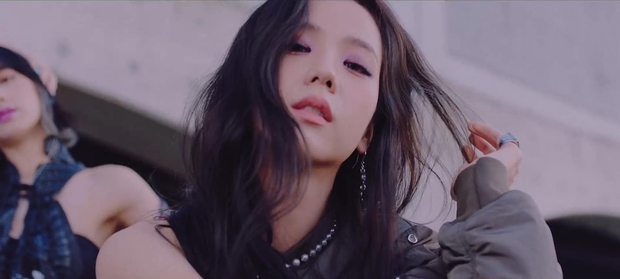 BLACKPINK chính thức tung MV comeback, tiết kiệm xài “đồ cũ” nhưng khuyến mại thêm loạt cảnh quay lung linh chưa từng công bố - Ảnh 8. BLACKPINK chính thức tung MV comeback, tiết kiệm xài “đồ cũ” nhưng khuyến mại thêm loạt cảnh quay lung linh chưa từng công bố - Ảnh 8.