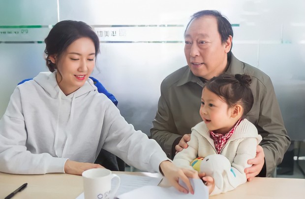 Trẻ nuôi con, cuối đời phải trôi dạt lên phố trông cháu và nỗi cô đơn chẳng ai hiểu thấu của những ông bà lão vô hình giữa xã hội hiện đại - Ảnh 2. Trẻ nuôi con, cuối đời phải trôi dạt lên phố trông cháu và nỗi cô đơn chẳng ai hiểu thấu của những ông bà lão vô hình giữa xã hội hiện đại - Ảnh 2.