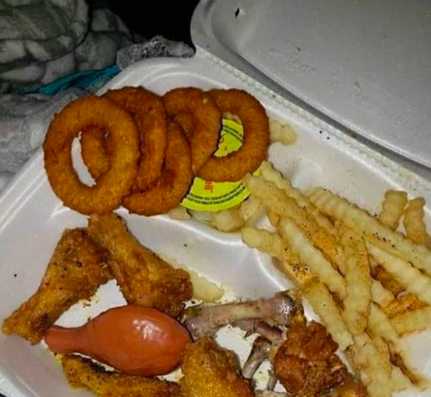 Cậu bé ăn vụng đùi gà, sợ mẹ phát hiện liền âm thầm bỏ một thứ vào khay đồ ăn: Bà mẹ “bóc phốt” khiến ai cũng phì cười - Ảnh 1.