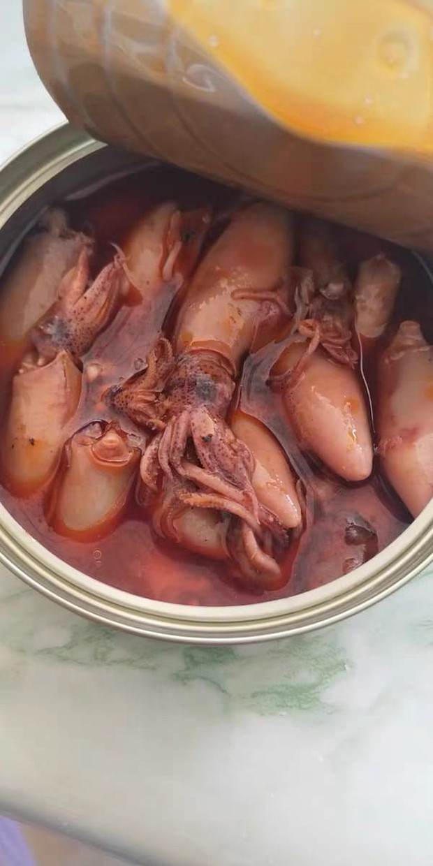 Mua đồ ăn đóng hộp Trung Quốc, cô nàng tá hoả khi thấy cảnh một trời - một vực lúc mở ra: Dân mạng lại nghi ngờ ở điểm này - Ảnh 5. Mua đồ ăn đóng hộp Trung Quốc, cô nàng tá hoả khi thấy cảnh một trời - một vực lúc mở ra: Dân mạng lại nghi ngờ ở điểm này - Ảnh 5.