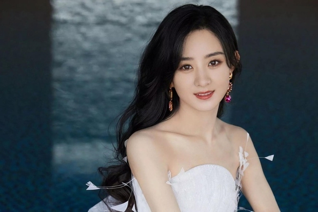 Chấn động nghi vấn Triệu Lệ Dĩnh hẹn hò người đàn ông có vợ con từng bị giúp việc phóng hoả thiêu chết - Ảnh 4. Chấn động nghi vấn Triệu Lệ Dĩnh hẹn hò người đàn ông có vợ con từng bị giúp việc phóng hoả thiêu chết - Ảnh 4.