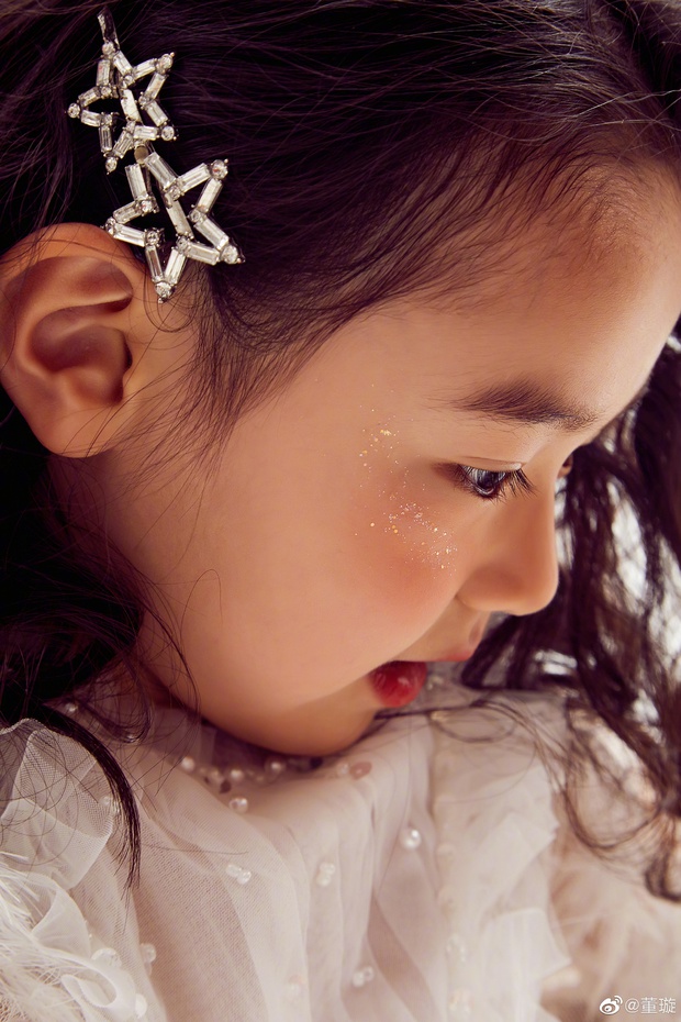 Tiểu công chúa 5 tuổi với visual xinh như thiên thần nhà Điêu Thuyền Đổng Tuyền khiến cả Weibo lịm tim với bộ ảnh mới - Ảnh 4. Tiểu công chúa 5 tuổi với visual xinh như thiên thần nhà Điêu Thuyền Đổng Tuyền khiến cả Weibo lịm tim với bộ ảnh mới - Ảnh 4.