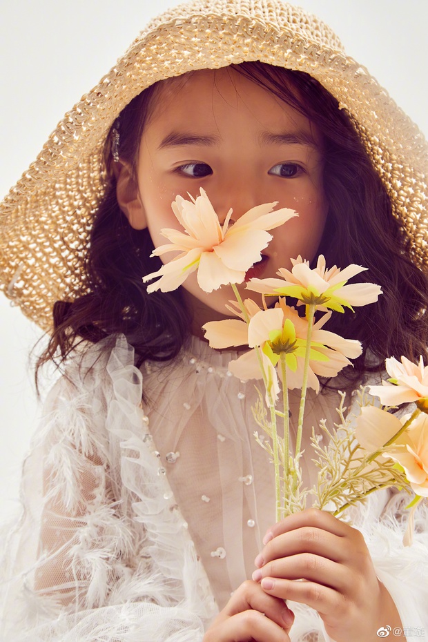 Tiểu công chúa 5 tuổi với visual xinh như thiên thần nhà Điêu Thuyền Đổng Tuyền khiến cả Weibo lịm tim với bộ ảnh mới - Ảnh 7. Tiểu công chúa 5 tuổi với visual xinh như thiên thần nhà Điêu Thuyền Đổng Tuyền khiến cả Weibo lịm tim với bộ ảnh mới - Ảnh 7.