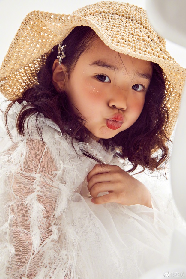 Tiểu công chúa 5 tuổi với visual xinh như thiên thần nhà Điêu Thuyền Đổng Tuyền khiến cả Weibo lịm tim với bộ ảnh mới - Ảnh 5. Tiểu công chúa 5 tuổi với visual xinh như thiên thần nhà Điêu Thuyền Đổng Tuyền khiến cả Weibo lịm tim với bộ ảnh mới - Ảnh 5.