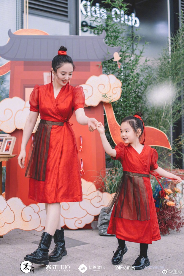 Tiểu công chúa 5 tuổi với visual xinh như thiên thần nhà Điêu Thuyền Đổng Tuyền khiến cả Weibo lịm tim với bộ ảnh mới - Ảnh 12. Tiểu công chúa 5 tuổi với visual xinh như thiên thần nhà Điêu Thuyền Đổng Tuyền khiến cả Weibo lịm tim với bộ ảnh mới - Ảnh 12.