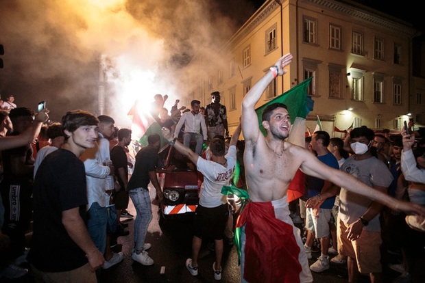 Video: Những màn ăn mừng nguy hiểm chết người của fan Italy trong đêm vô địch Euro 2020 - Ảnh 2.