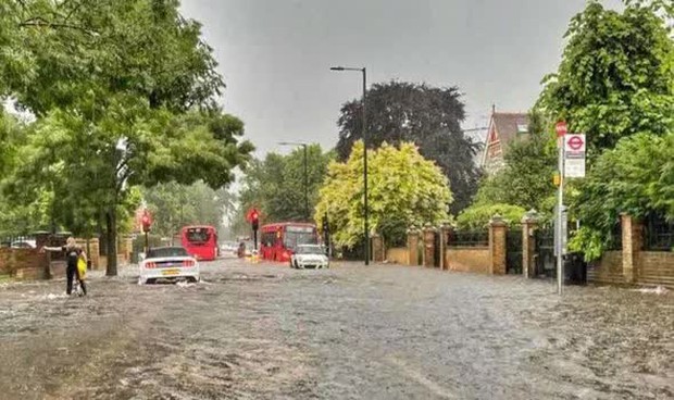 Ngập lụt nghiêm trọng ở thủ đô nước Anh, giao thông tại London vỡ trận - Ảnh 2.