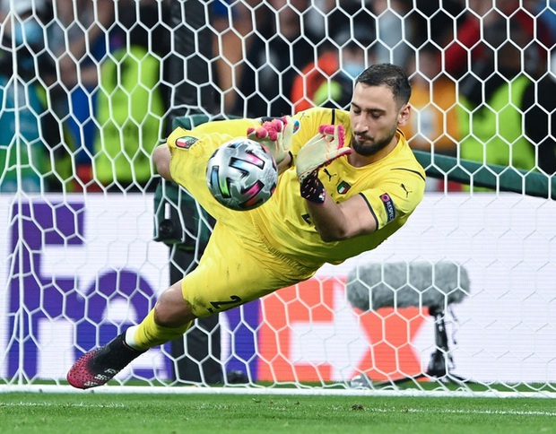 Euro 2020: Gã thủ môn 0 đồng nghiền nát giấc mơ của đội tuyển Anh là ai? - Ảnh 3. Euro 2020: Gã thủ môn 0 đồng nghiền nát giấc mơ của đội tuyển Anh là ai? - Ảnh 3.
