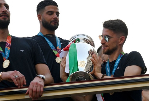 Hàng vạn người xuống đường xem Italy cầm cúp diễu hành mừng chức vô địch Euro 2020: Cầu thủ đốt pháo sáng - Ảnh 8.