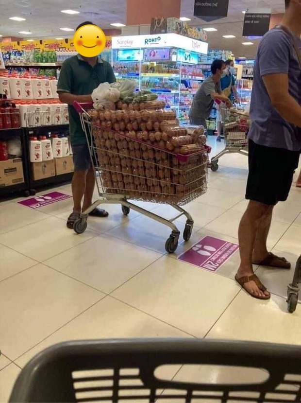 Đang bão MXH bức ảnh thu gom trứng ở siêu thị giữa lúc Sài Gòn căng thẳng vì dịch Covid-19, bạn chọn tìm hiểu thực hư hay hùa theo chỉ trích? - Ảnh 1.