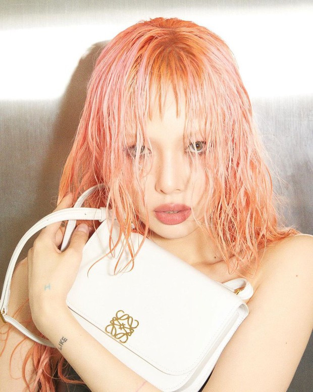 Không phải BLACKPINK hay TWICE, đây mới là đại sứ người châu Á đầu tiên của LOEWE - Ảnh 3. Không phải BLACKPINK hay TWICE, đây mới là đại sứ người châu Á đầu tiên của LOEWE - Ảnh 3.