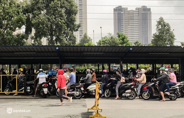 Người dân TP.HCM xếp hàng dài, kiên nhẫn chờ đợi hàng tiếng đồng hồ để vào siêu thị ngày giãn cách - Ảnh 1. Người dân TP.HCM xếp hàng dài, kiên nhẫn chờ đợi hàng tiếng đồng hồ để vào siêu thị ngày giãn cách - Ảnh 1.