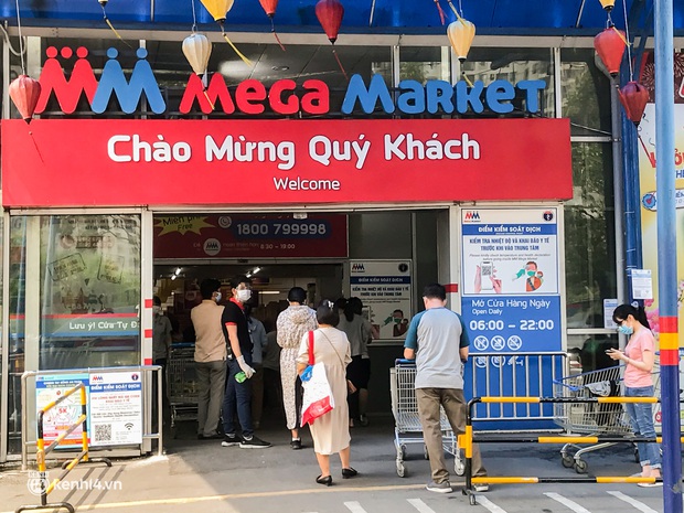 Người dân TP.HCM xếp hàng dài, kiên nhẫn chờ đợi hàng tiếng đồng hồ để vào siêu thị ngày giãn cách - Ảnh 2. Người dân TP.HCM xếp hàng dài, kiên nhẫn chờ đợi hàng tiếng đồng hồ để vào siêu thị ngày giãn cách - Ảnh 2.