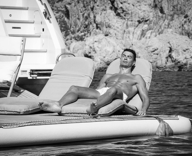Ronaldo khiến MXH sốt xình xịch bằng tấm hình cực tình cảm cùng bạn gái, nhưng tâm điểm chú ý lại ở chiếc quần đùi - Ảnh 3. Ronaldo khiến MXH sốt xình xịch bằng tấm hình cực tình cảm cùng bạn gái, nhưng tâm điểm chú ý lại ở chiếc quần đùi - Ảnh 3.