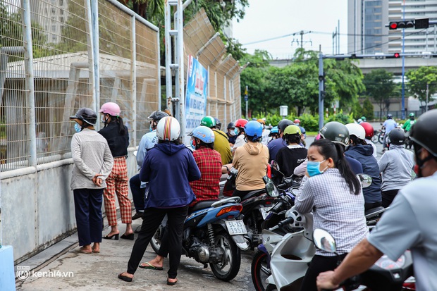 Người dân TP.HCM xếp hàng dài, kiên nhẫn chờ đợi hàng tiếng đồng hồ để vào siêu thị ngày giãn cách - Ảnh 3. Người dân TP.HCM xếp hàng dài, kiên nhẫn chờ đợi hàng tiếng đồng hồ để vào siêu thị ngày giãn cách - Ảnh 3.