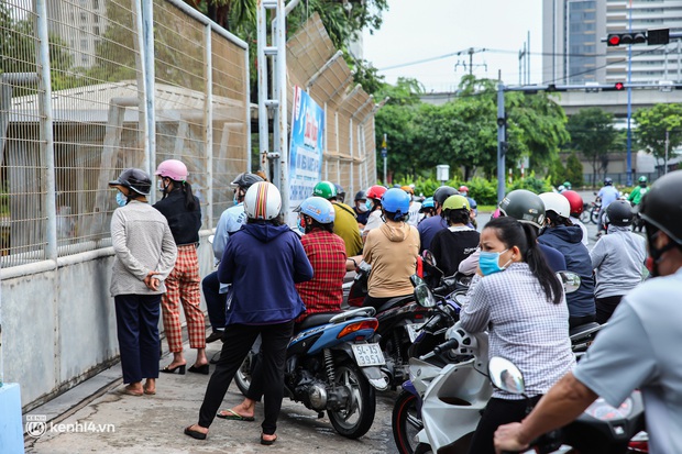 Người dân TP.HCM xếp hàng dài, kiên nhẫn chờ đợi hàng tiếng đồng hồ để vào siêu thị ngày giãn cách - Ảnh 3.