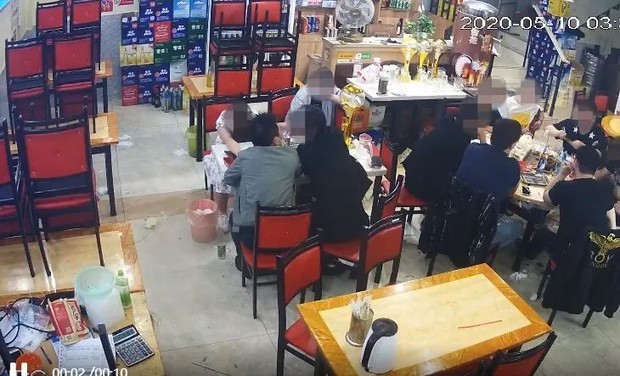 Nửa đêm đi ăn gặp 3 người đàn ông mời rượu, cô gái chẳng mấy chốc gục chết ngay trên bàn, video ghi lại sự việc gây bất bình vì một chi tiết - Ảnh 4. Nửa đêm đi ăn gặp 3 người đàn ông mời rượu, cô gái chẳng mấy chốc gục chết ngay trên bàn, video ghi lại sự việc gây bất bình vì một chi tiết - Ảnh 4.