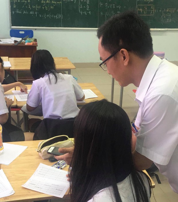 Nữ sinh đang kiểm tra bỗng nhiên bị thầy giáo lấy điện thoại ra chụp, zoom màn hình mới phát hiện sự thật tức cười - Ảnh 1. Nữ sinh đang kiểm tra bỗng nhiên bị thầy giáo lấy điện thoại ra chụp, zoom màn hình mới phát hiện sự thật tức cười - Ảnh 1.