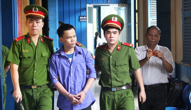 Tử tù dương tính với COVID-19 bỏ trốn: Cao 1,63m, tóc ngắn, da trắng - Ảnh 1. Tử tù dương tính với COVID-19 bỏ trốn: Cao 1,63m, tóc ngắn, da trắng - Ảnh 1.