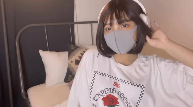 Nữ thần YouTube của fanboy Nhật Bản bất ngờ tháo khẩu trang khoe toàn mặt khiến dân mạng được một phen ngỡ ngàng - Ảnh 1. Nữ thần YouTube của fanboy Nhật Bản bất ngờ tháo khẩu trang khoe toàn mặt khiến dân mạng được một phen ngỡ ngàng - Ảnh 1.