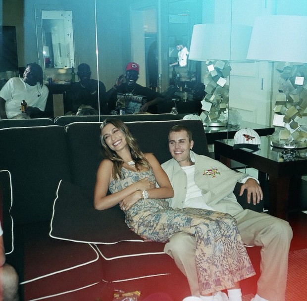 Hết thuốc chữa với bàn tay hư của Justin Bieber: Đứng không chịu yên, cả ngồi cũng kê tay dưới vòng 3 bà xã - Ảnh 2. Hết thuốc chữa với bàn tay hư của Justin Bieber: Đứng không chịu yên, cả ngồi cũng kê tay dưới vòng 3 bà xã - Ảnh 2.