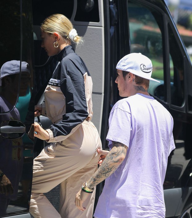 Hết thuốc chữa với bàn tay hư của Justin Bieber: Đứng không chịu yên, cả ngồi cũng kê tay dưới vòng 3 bà xã - Ảnh 4. Hết thuốc chữa với bàn tay hư của Justin Bieber: Đứng không chịu yên, cả ngồi cũng kê tay dưới vòng 3 bà xã - Ảnh 4.